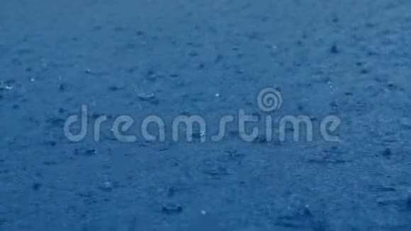 蓝色水面慢动作大雨视频的预览图