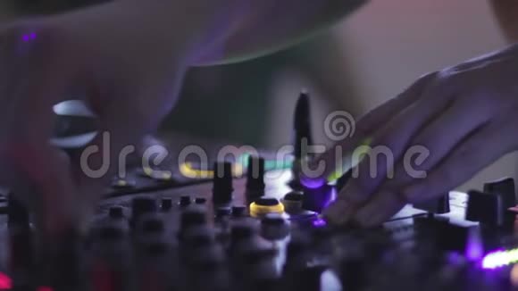 夜总会甲板上女性DJ手的特写控制装置搅拌机视频的预览图
