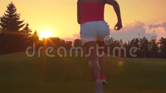 非洲女人在公园慢跑穆拉托女孩在跑日落女人回来了视频的预览图