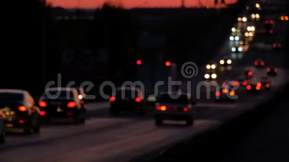 夜幕降临高速公路上行驶的模糊汽车视频的预览图