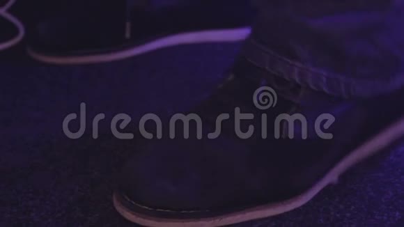 男人的脚在夜总会跳舞派对上轻松的气氛清凉鞋视频的预览图