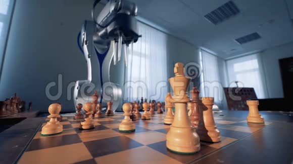 人工智能机器人棋手与人类下棋视频的预览图