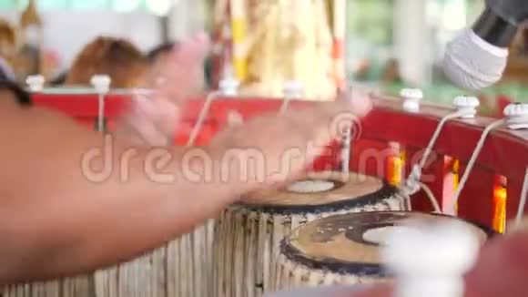 亚洲艺术家在寺庙的仪式上用手在传统的鼓器上敲鼓4快点泰国视频的预览图