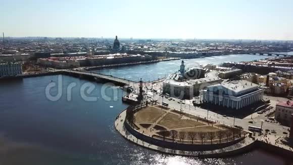 河流流经大城市老城的顶部景观美丽的建筑老建筑位于河上老了视频的预览图