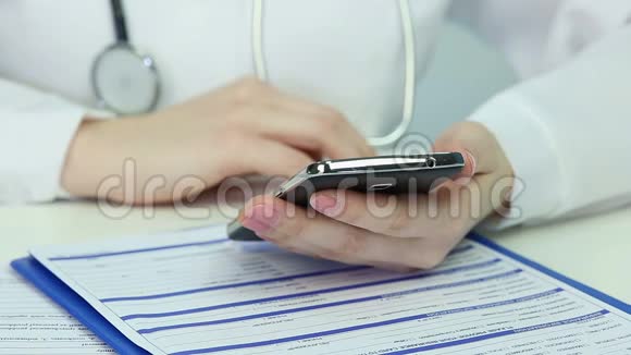 女性治疗师使用智能手机滑动滚动放大触摸屏视频的预览图