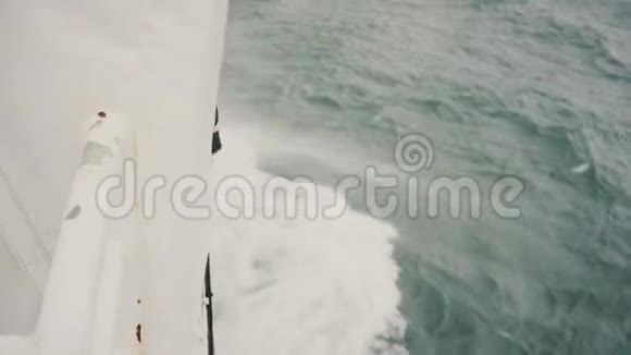 船板近景摩托艇溅起海水视频的预览图
