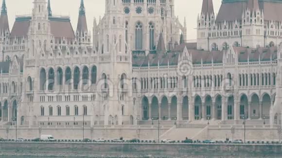 著名的多瑙河堤岸在布达佩斯观议会大厦视频的预览图