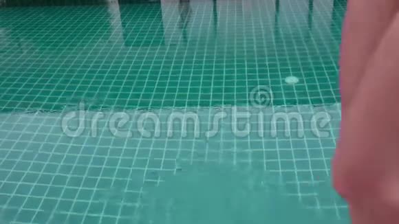 很幸福的女人跳进游泳池暑假概念视频的预览图