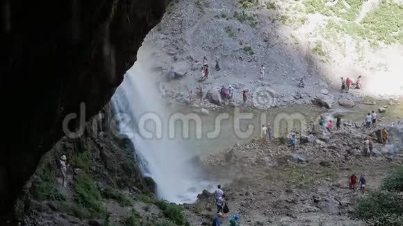 游客在瀑布周围散步视频的预览图