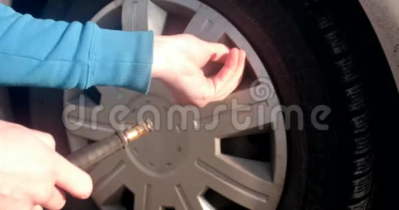 汽车轮胎充气汽车维修视频的预览图