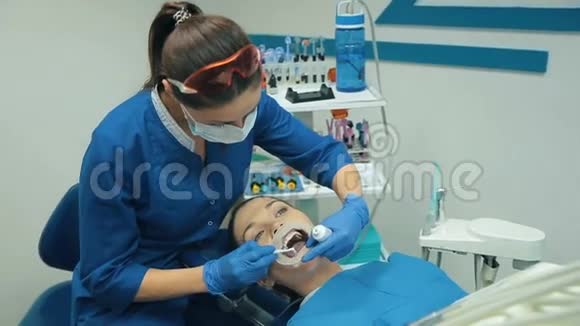 牙科医生的女人在治疗牙齿视频的预览图