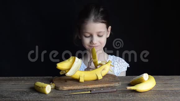 女孩玩香蕉做的玩具狗吃东西视频的预览图