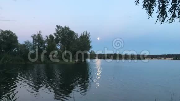 蔚蓝湖畔美丽的夜景视频的预览图