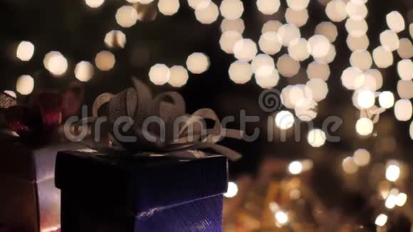 蓝色圣诞礼品盒背景有灯光视频的预览图