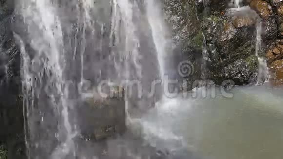 瀑布坠落和盆地视频的预览图
