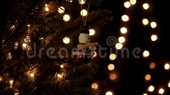 圣诞树上的雪人花环装饰在圣诞节的时候还挂着彩灯视频的预览图