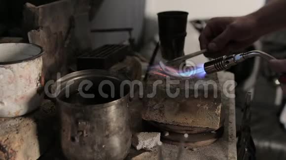 用燃烧器加热金属锭视频的预览图