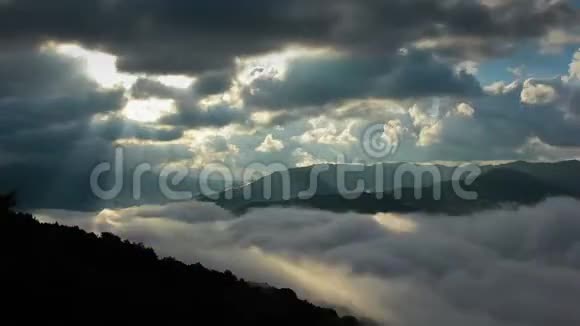山峦叠嶂天空阴云密布时断时续的景色视频的预览图