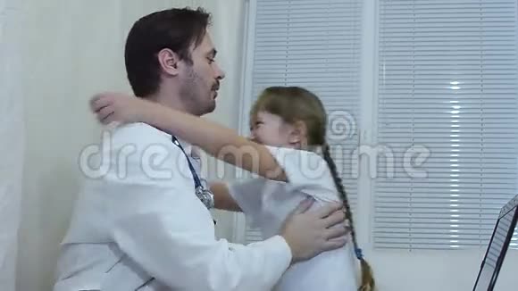 孩子拥抱儿科医生女孩拥抱医生视频的预览图