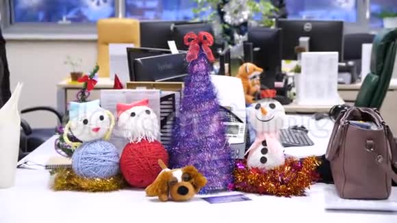 圣诞和新年前夕办公室的木桌上放着装饰玩具的物品视频的预览图