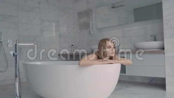 身体湿漉漉的性感女人从浴缸里爬起来视频的预览图