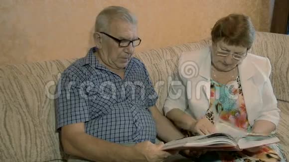 老年夫妇读书视频的预览图