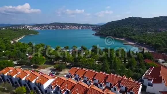 晴天鸟瞰风景如画的海湾海湾的另一边是一个克罗地亚小镇视频的预览图