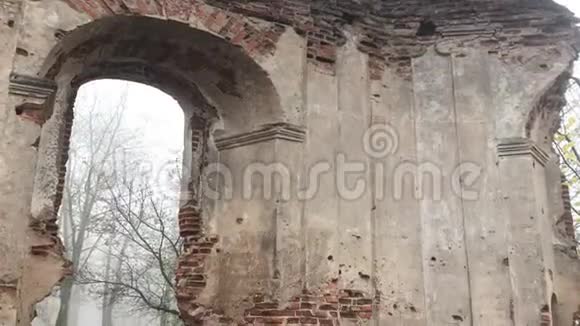 秋天公园中一座旧建筑的废墟视频的预览图