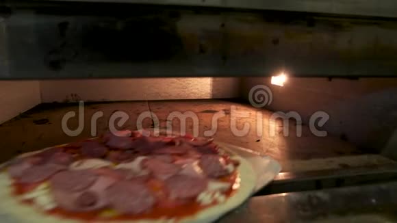 烤箱里的披萨视频的预览图