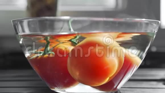 厨师在一个玻璃碗里用热水烫西红柿新鲜蔬菜烹饪素食在视频的预览图