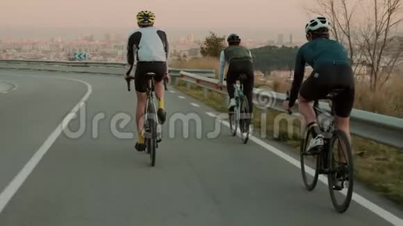 骑自行车的人骑着日落山路视频的预览图