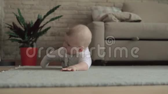 小女孩在地毯上玩耍视频的预览图