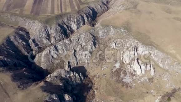 无人驾驶飞机从一个无人驾驶飞机上看到一个深石灰石峡谷视频的预览图