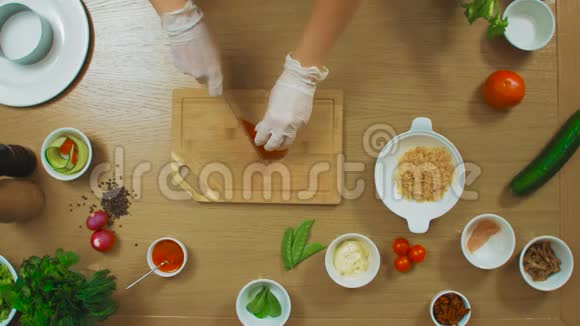 女性手切鱼番茄黄瓜牛至酱油奶酪的俯视图视频的预览图