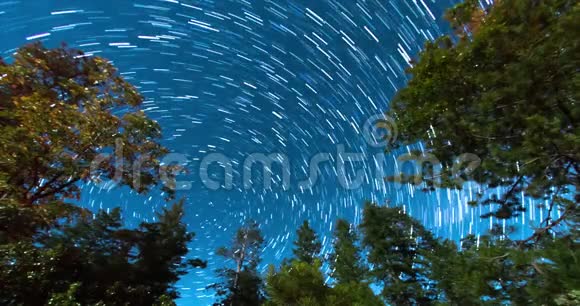 街道上空的夜空星际之旅视频的预览图