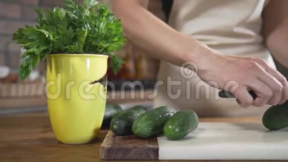 厨师用新鲜蔬菜做蔬菜沙拉素食烹饪食物健康营养视频的预览图