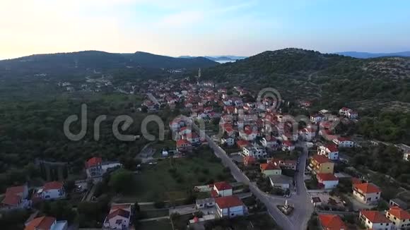 俯瞰风景如画的克罗地亚沿海城镇周围的全景视频的预览图