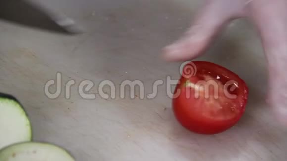 厨师做新鲜蔬菜切多汁的番茄视频的预览图