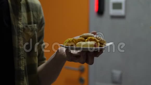 人们在吃特写时拿着一块披萨男人拿着一小块家做的披萨吃饼干和饼干视频的预览图