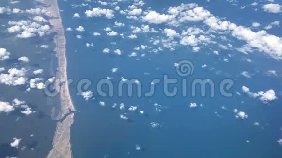 从飞机上俯瞰海滩和海洋视频的预览图