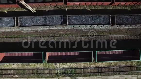 一个货运仓库中的煤火车的鸟瞰图煤采矿火车视频的预览图