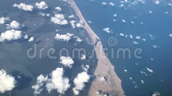 从飞机上俯瞰海滩和海洋视频的预览图