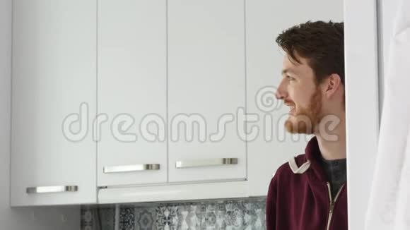 快乐的一家人早上在厨房年轻夫妇在家吃早餐时爱喝橙汁视频的预览图