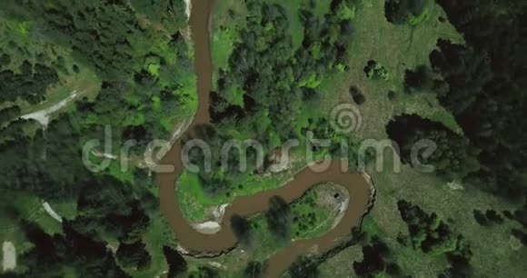 雄蜂在美丽的河边自然旋转空中4K俯视照片温暖的阳光森林河流和小海滩视频的预览图