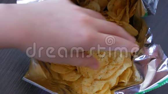 十几岁的男孩吃一包薯片不健康食品快餐视频的预览图