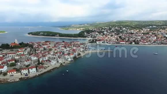 码头和度假胜地亚得里亚海小镇普里莫斯顿的空中全景克罗地亚视频的预览图