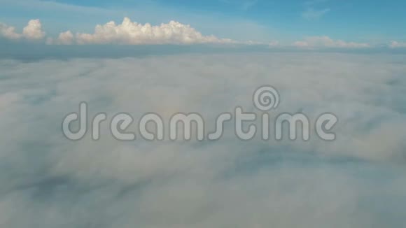 白天飞在白云之上空中无人机拍摄美丽的天空视频的预览图
