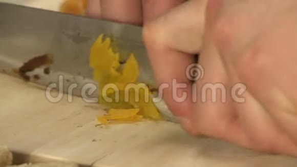 男人在厨房里切烤梨子视频的预览图
