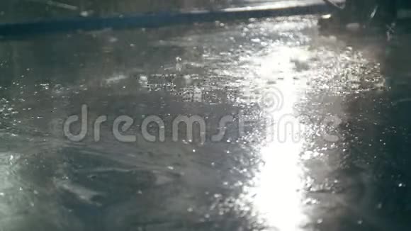 车间洗车混凝土上的水滴视频的预览图