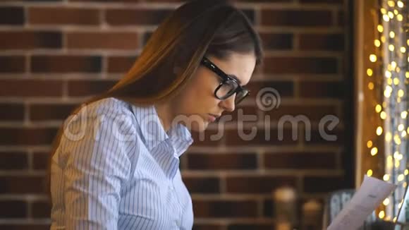 年轻的女商人检查报纸在笔记本电脑上打字视频的预览图